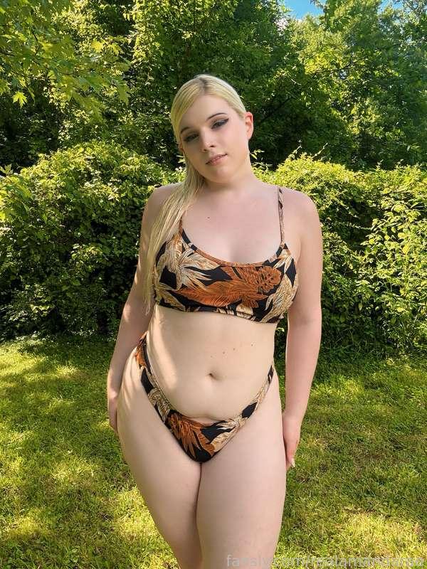 Do you love to get out and look at nature? 🥰

#trans #tgirl #busty #curvy #thicc