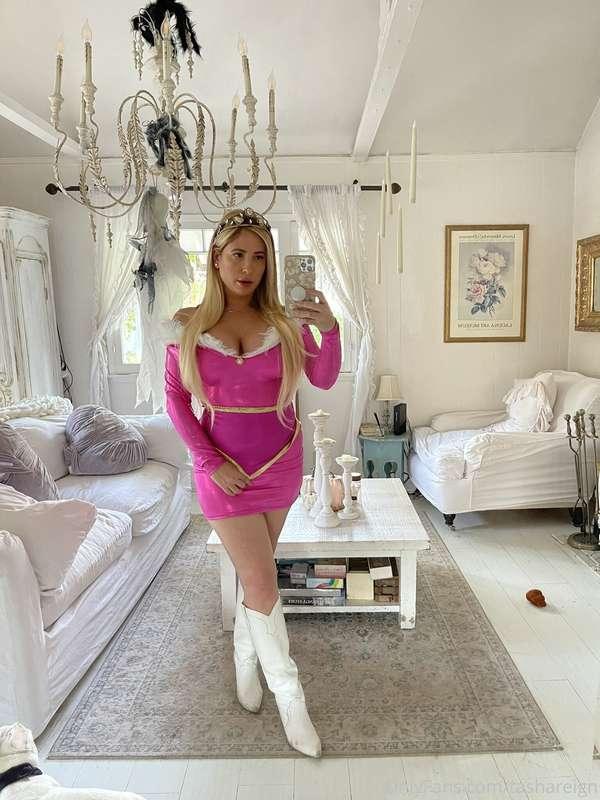 Sleeping Beauty woke up and is ready for more kisses 💋