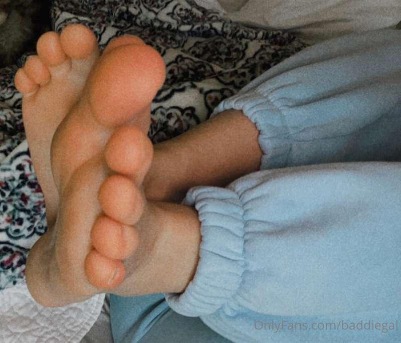 Any feet lovers 😘😘