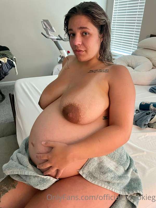 Fresh out of the shower, don’t mind the mess in the backgrou..