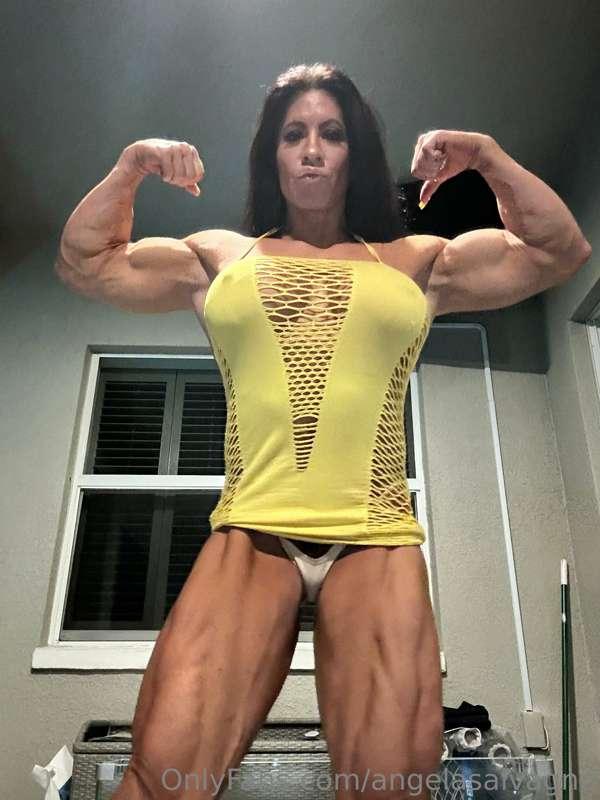 Posing in my sexy yellow dress trying to add more muscle siz..