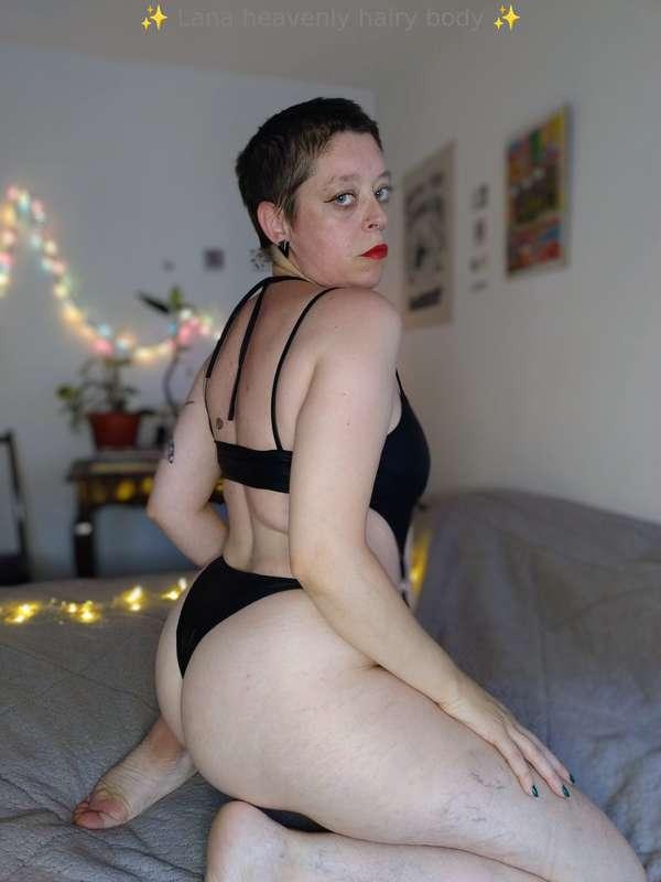 Extra thick ass 🖤