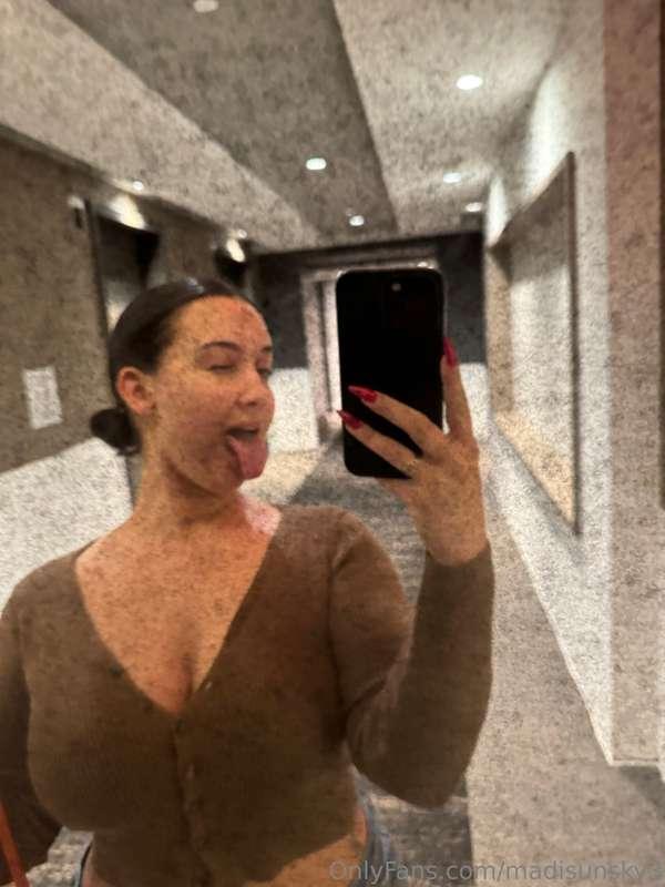 Mirror selfies all of 2025>>😛