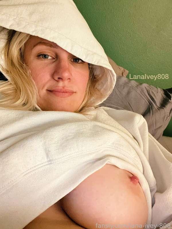 Im sleepy. 😴 

Goodnight 💜


#tits #bigtits #selfie #milf #blonde #ghostnipples