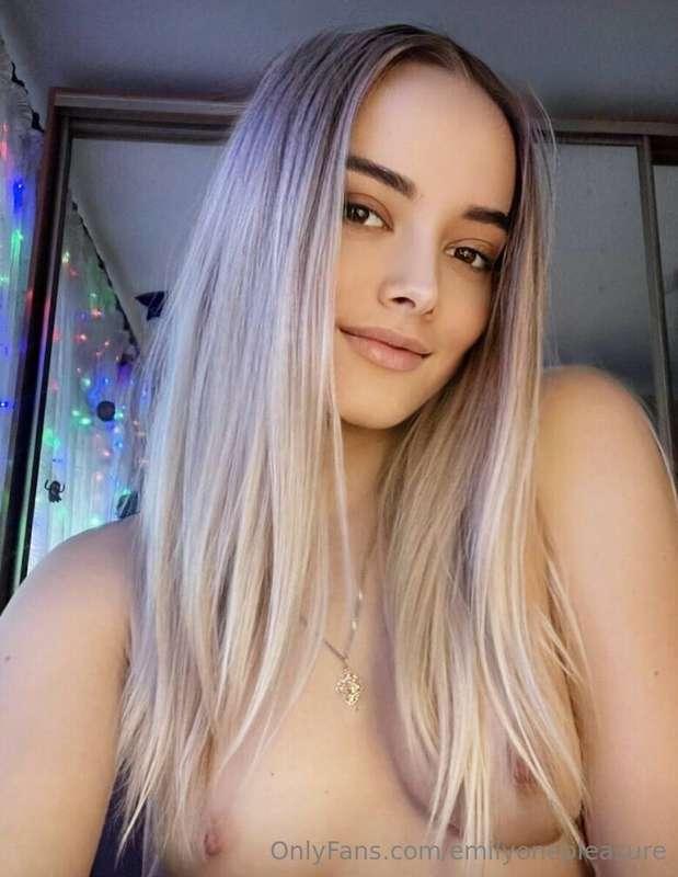 Write to her 👉 @lolly_jully_x , she is online now 🔞
This hot..