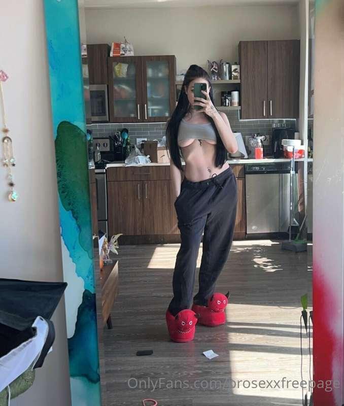 who’s a fan of underboob?