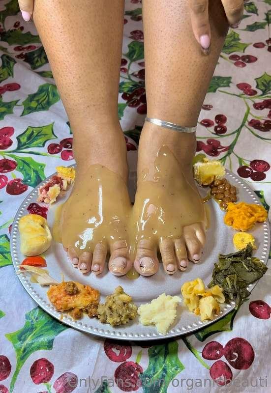 Happy Footsgiving 😌
