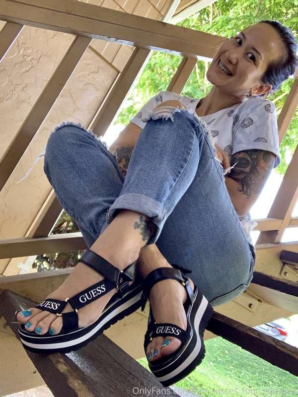 These cute platform guess sandals