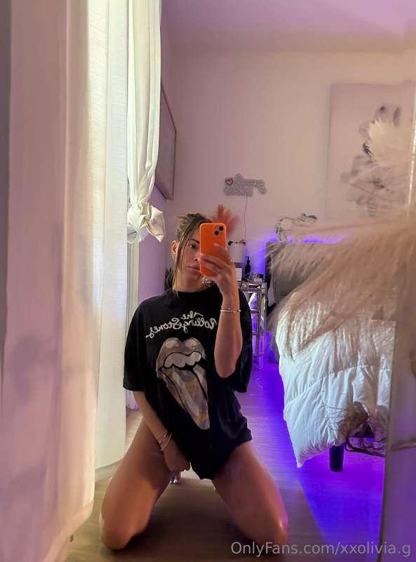 i love being comfy in a big tshirt 💓