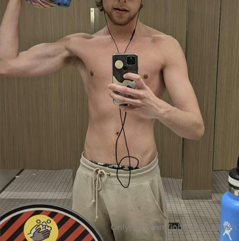 Fired up bout my bod esp after a sweaty pump. Kinda wanna sh..