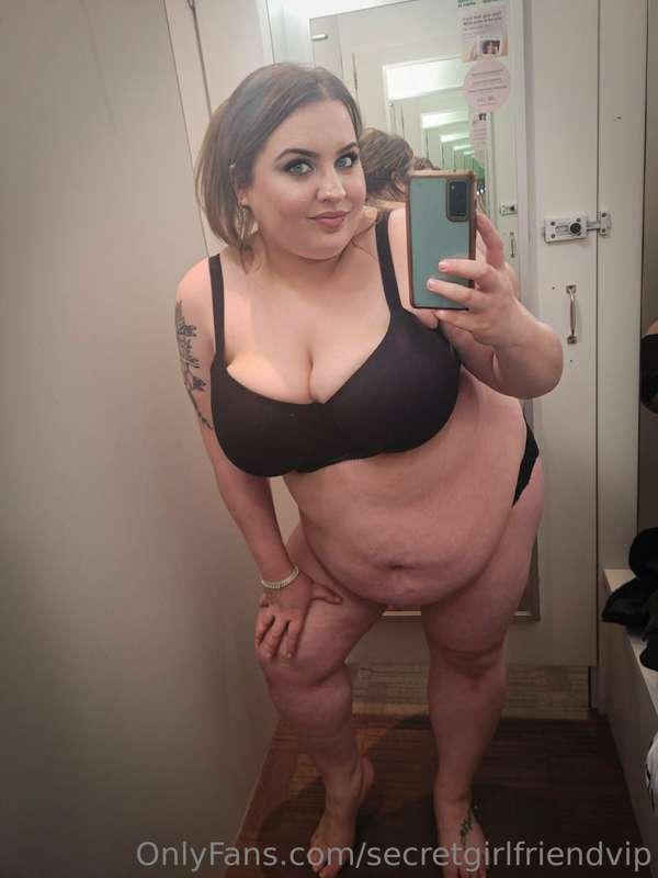 Snapped some pics in the lingerie store changing room and wo..