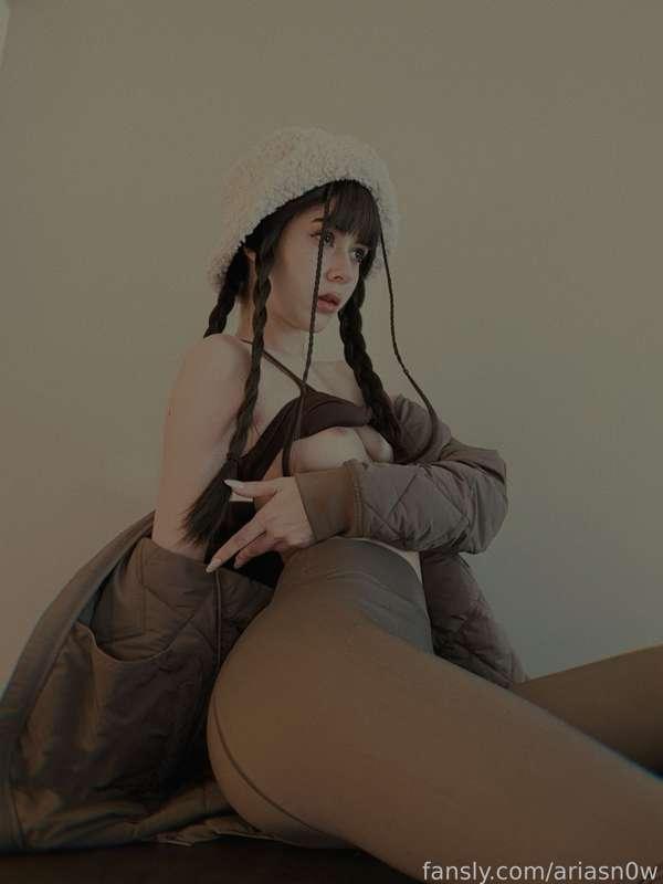 Do you like my winter attire?

#brunette #goddess #ariasn0w #freetofollow #model #egirl #tits #ass #boobs #butt #nude #naked