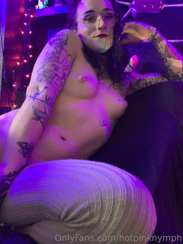 Some BTS pics from a show day! Preshow to self facial, you g..