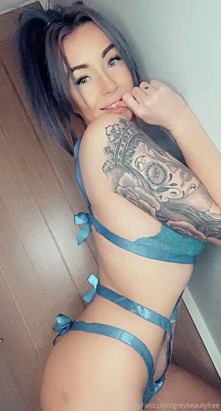 Check your dm’s for tit reveal video and pics in this sexy o..