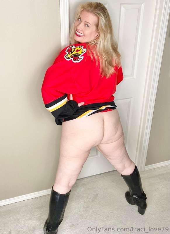 Let’s kick some Edmonton ass! Go Flames! 🏒🔥💋