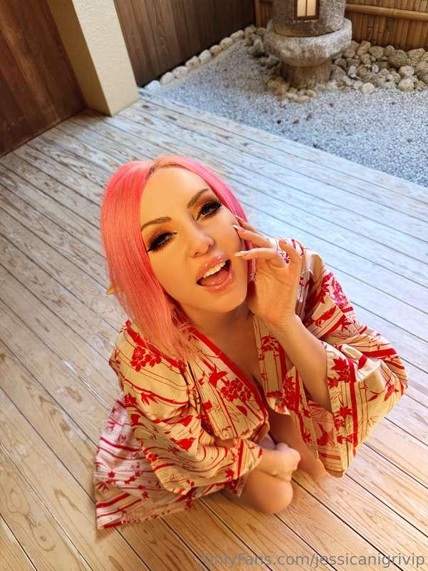 glossy lips and big tits for your pleasure <3 