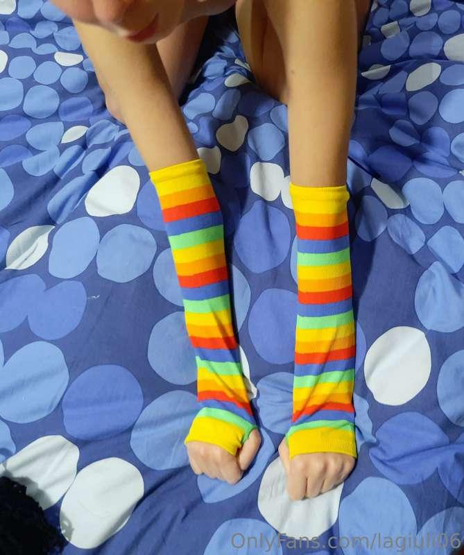 New post! Do u like my socks? I think they're pretty. Do you..