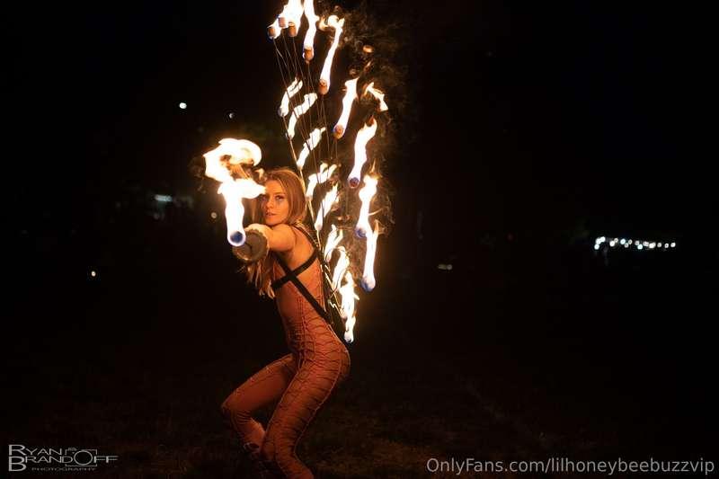 watch me move, feel the heat... can you handle how hot I get..