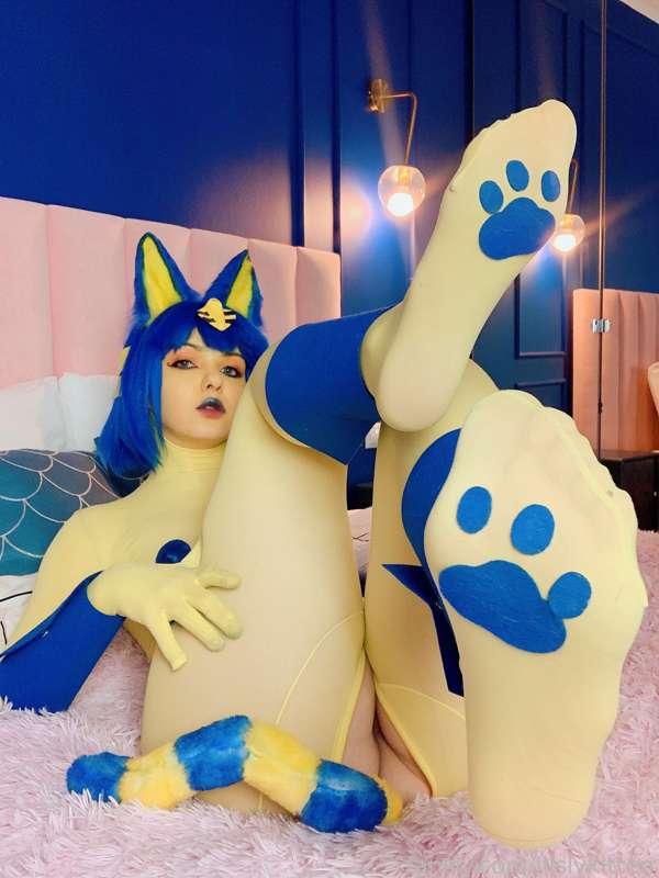 the cutest paws! 🐾
#cosplay #footfetish #animalcrossing #ankha #nylon