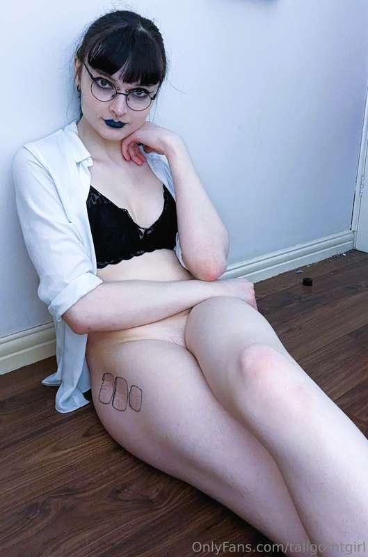 Wanna see how I relax after work? (2 pics + 1 vid) <3