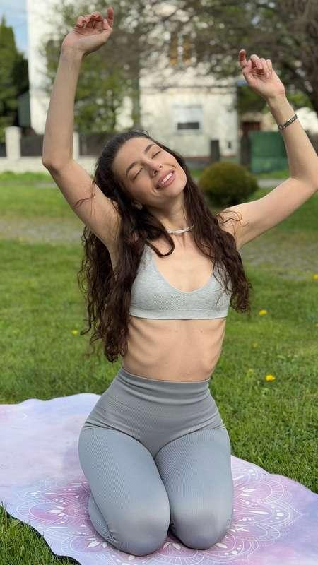 Wanna see more of this stretch? @twerkmodel FOLLOW ME 🩵