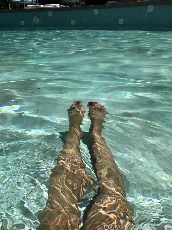Some Friday foot fetish in the pool for this morning 👣💋💦