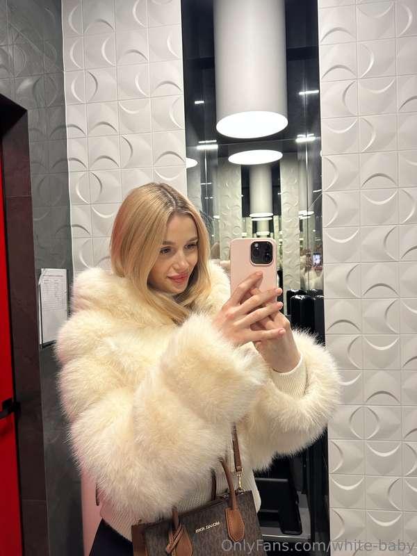 Beautiful faux fur coat🥰 Have a wonderful evening everyone