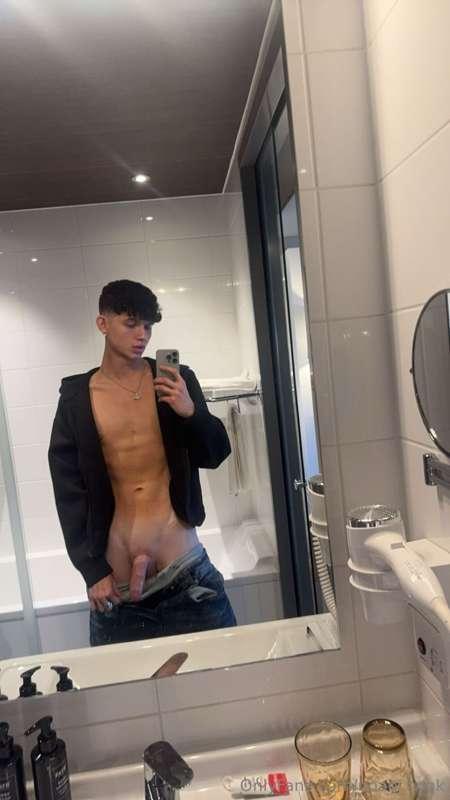 Anyone got a spare mouth I could use? 👅