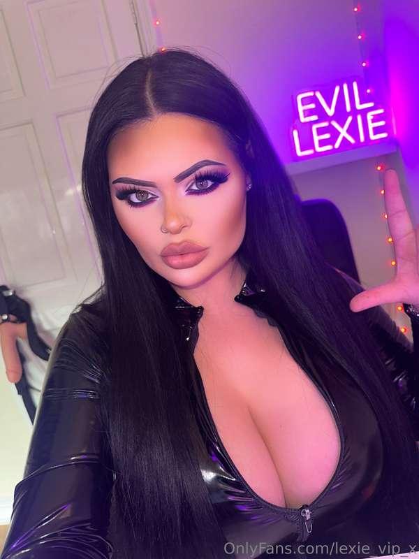 Don’t forget this is the home of all my new domme content 👇🏽..