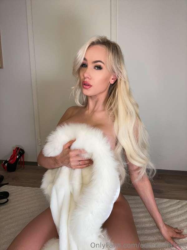 The boobies underneath this fur cloth are way softer! 😋🤤