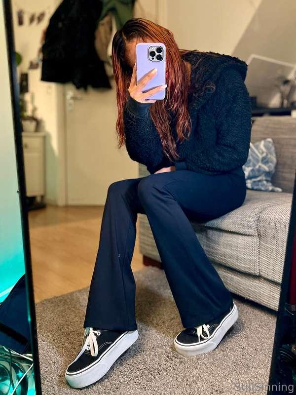 Cozy Friday 😌 Guess the socks…
