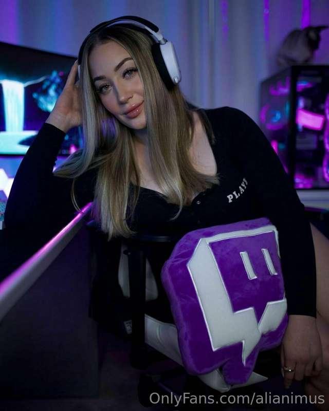 You know what time it is 😈 Waiting for you 💌