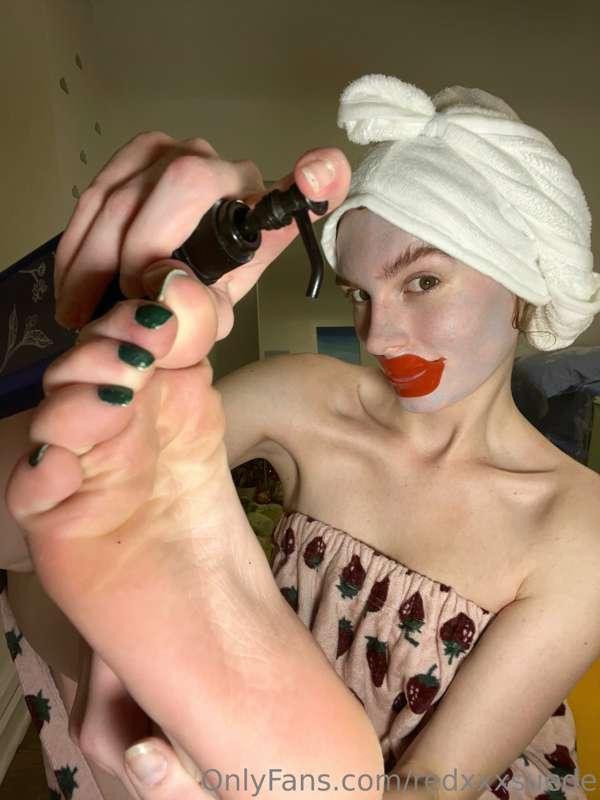 Perfectly wrinkly for your hard cock 🦶🧴