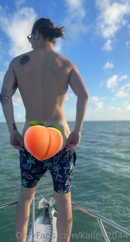 You like cake on the ocean? 🍑😈