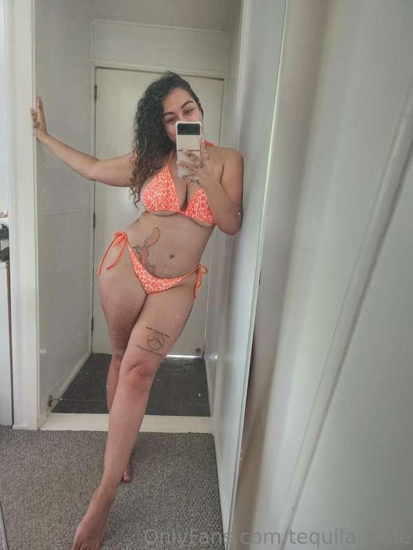 Peek a boo I see underboob 😘