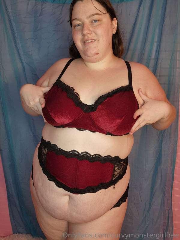 Do you love the lingerie? It gives a vampire queen kind of a..