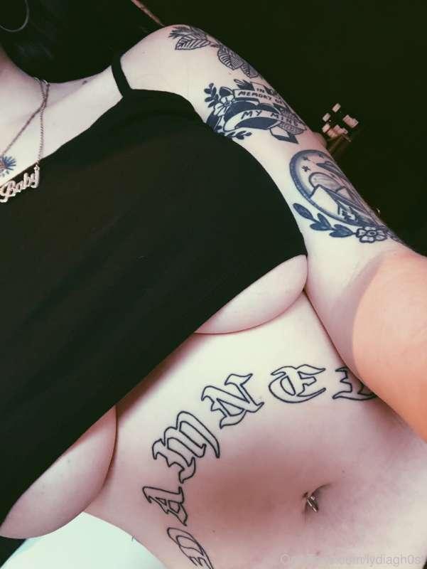 Damned underboob 🖤✌🏼