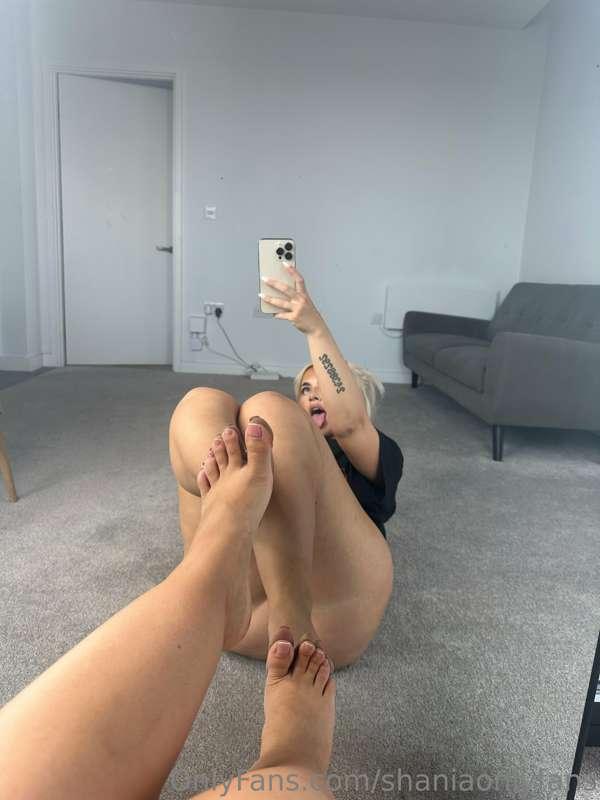 pretty feet and prettier pussy 🐱👅