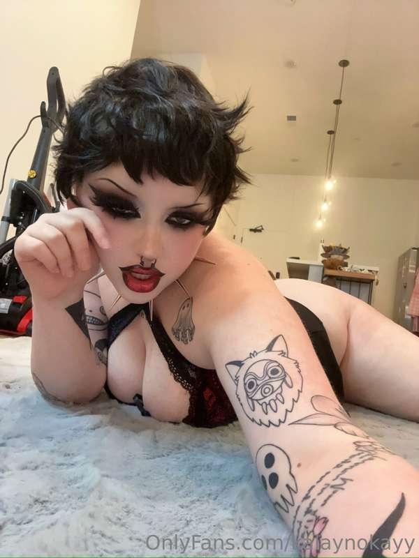 Let’s take a moment to appreciate this makeup… and other thi..