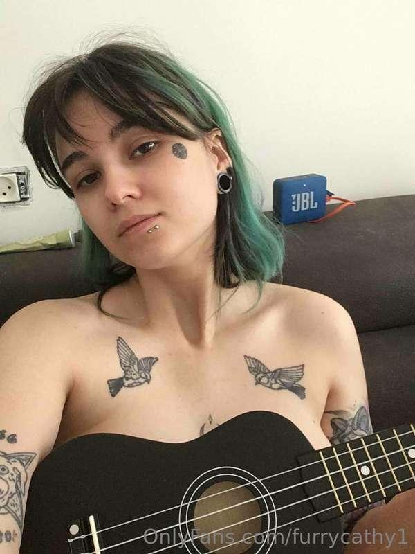 Here comes my favorite time - time to play my ukulele! 🌸🌞
It..