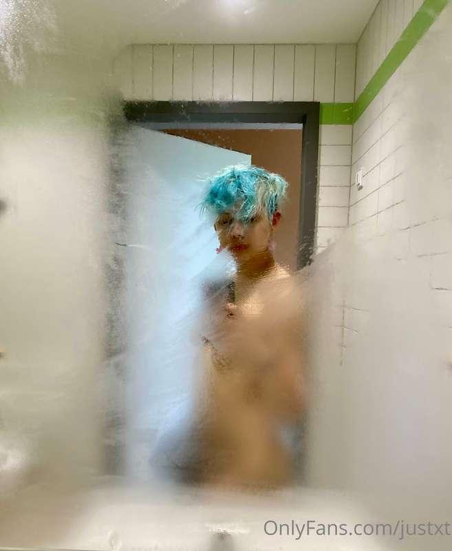 To always shower alone is getting boring😩