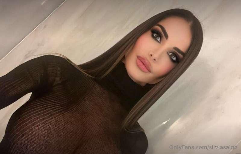 The dark & mysterious brunette @nikolbxg will be sure to hea..