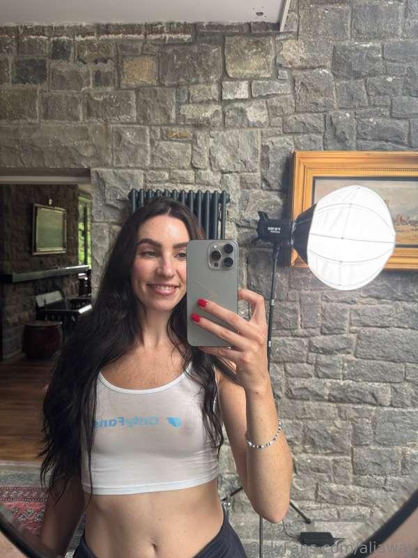 If I was your gf, would you mind if I send mirror selfie lik..