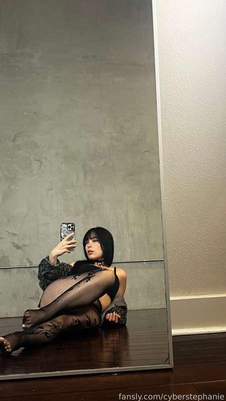 she brought out the grippers in fishnets !!

#feet #feetpics #fishnets 