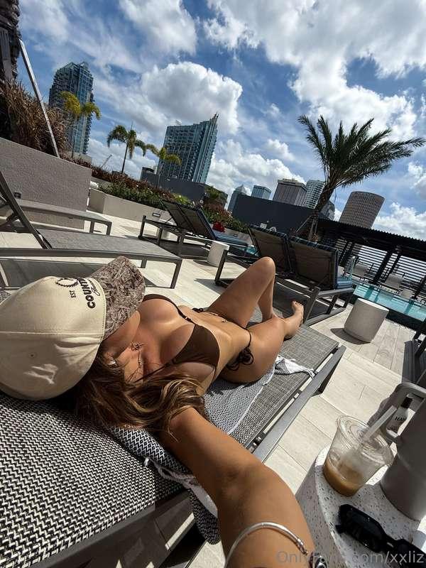 Always by the pool✨💓☀️
