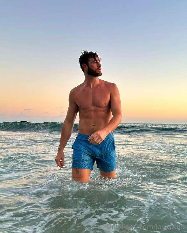Giving Jason Momoa a run for his money 🌊🧜🏼‍♂️
… Run, swim, d..