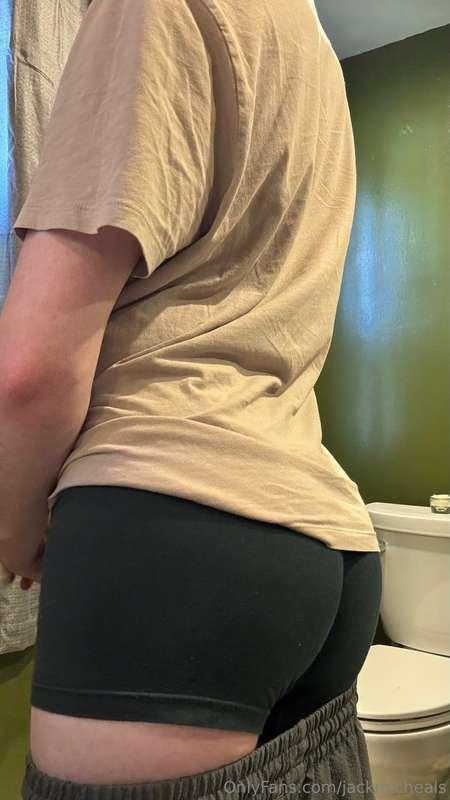 Would you eat my sweaty ass after the gym ?👀