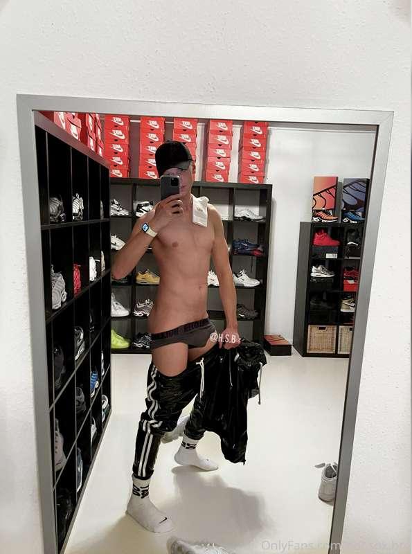 I get so Horny in this sneaker room .. 🙈😈🍑 it’s unreal 😂