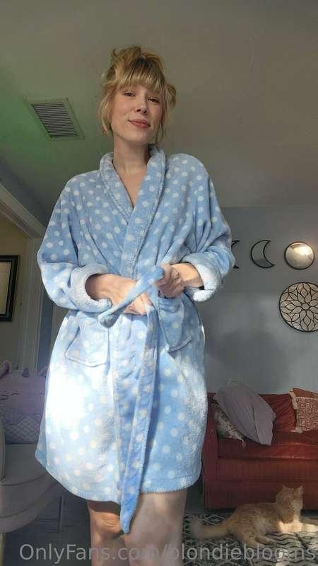 Good morning from me and my comfy blue robe 🥲 winter has off..