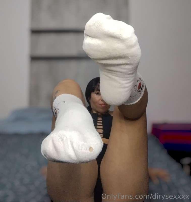 Take off your socks and start worshipping my feet 👣